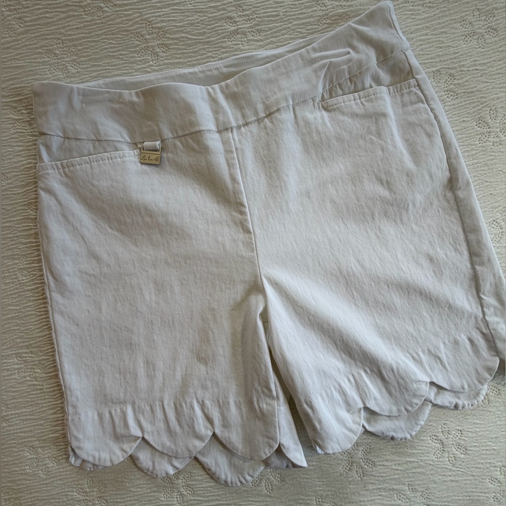 Lulu-B white pull-on shorts scalloped hem size 10 stretchy - Picture 3 of 8